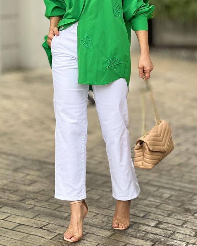 Traje de camisa verde y pantalón blanco