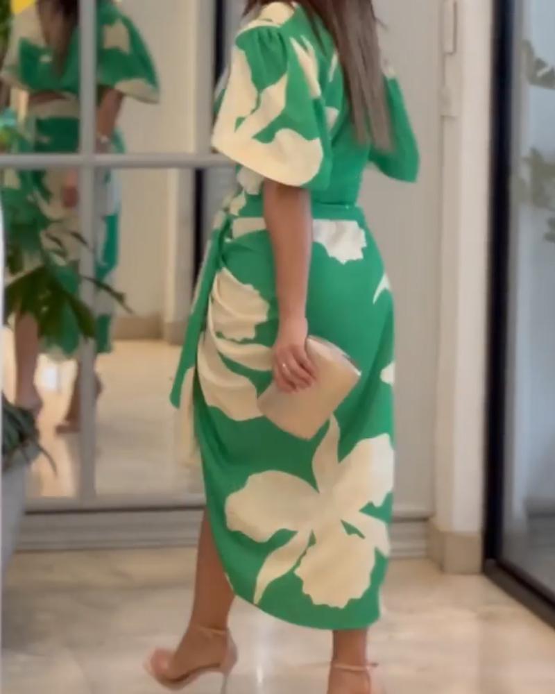 Traje de falda larga con abertura y top de manga corta con cordones